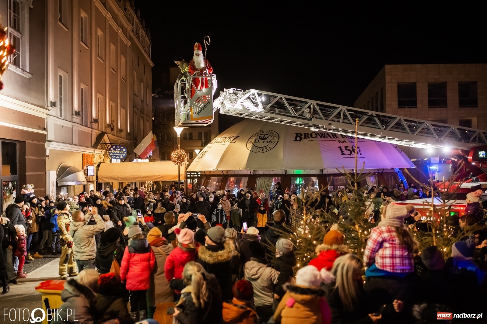 Zdjęcie w galerii na portalu naszraciborz.pl: Św. Mikołaj ze strażakami i rozświetlenie choinki w Raciborzu [WIDEO] wiadomości z regionu