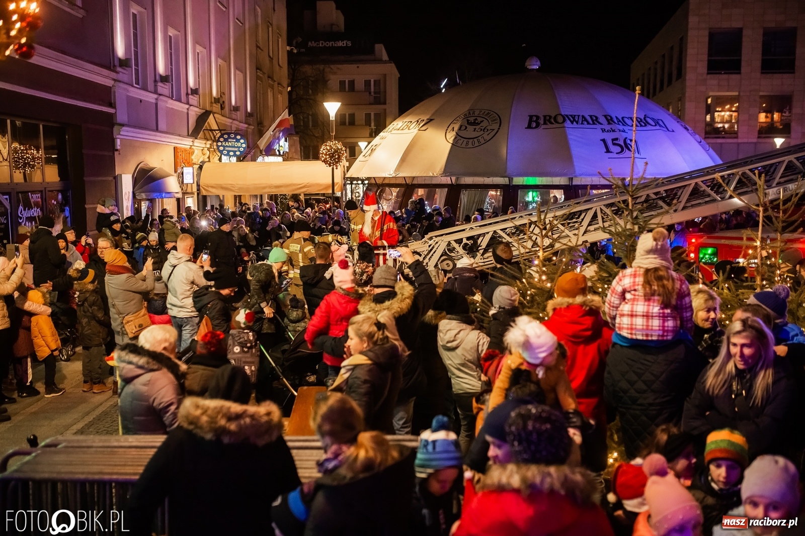 Zdjęcie w galerii na portalu naszraciborz.pl: Św. Mikołaj ze strażakami i rozświetlenie choinki w Raciborzu [WIDEO] wiadomości z regionu