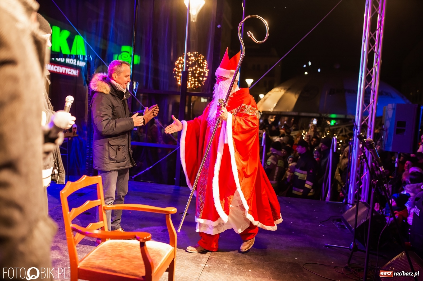 Zdjęcie w galerii na portalu naszraciborz.pl: Św. Mikołaj ze strażakami i rozświetlenie choinki w Raciborzu [WIDEO] wiadomości z regionu