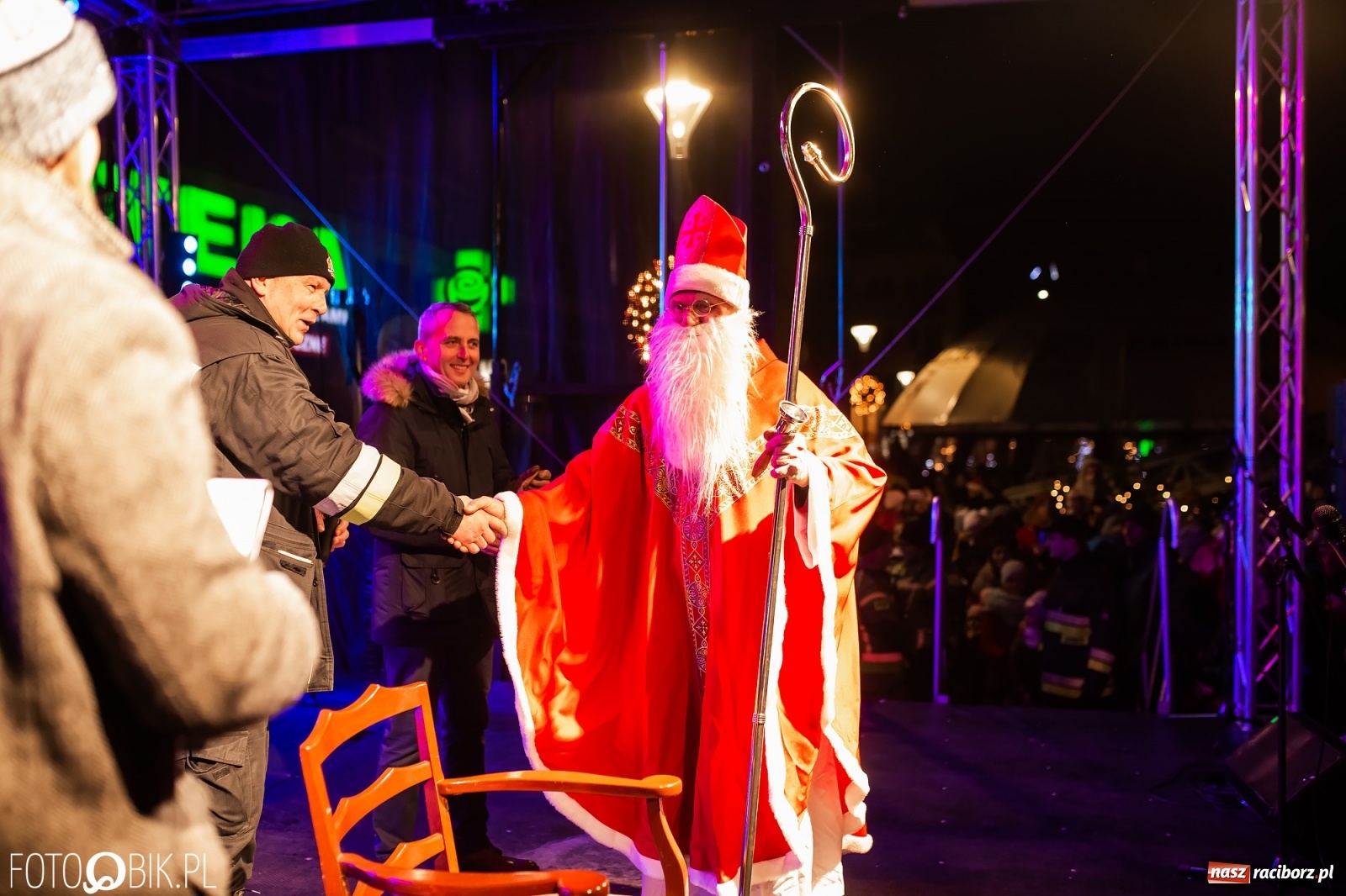 Zdjęcie w galerii na portalu naszraciborz.pl: Św. Mikołaj ze strażakami i rozświetlenie choinki w Raciborzu [WIDEO] wiadomości z regionu
