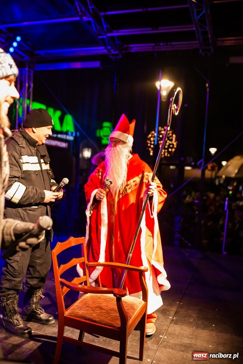 Zdjęcie w galerii na portalu naszraciborz.pl: Św. Mikołaj ze strażakami i rozświetlenie choinki w Raciborzu [WIDEO] wiadomości z regionu