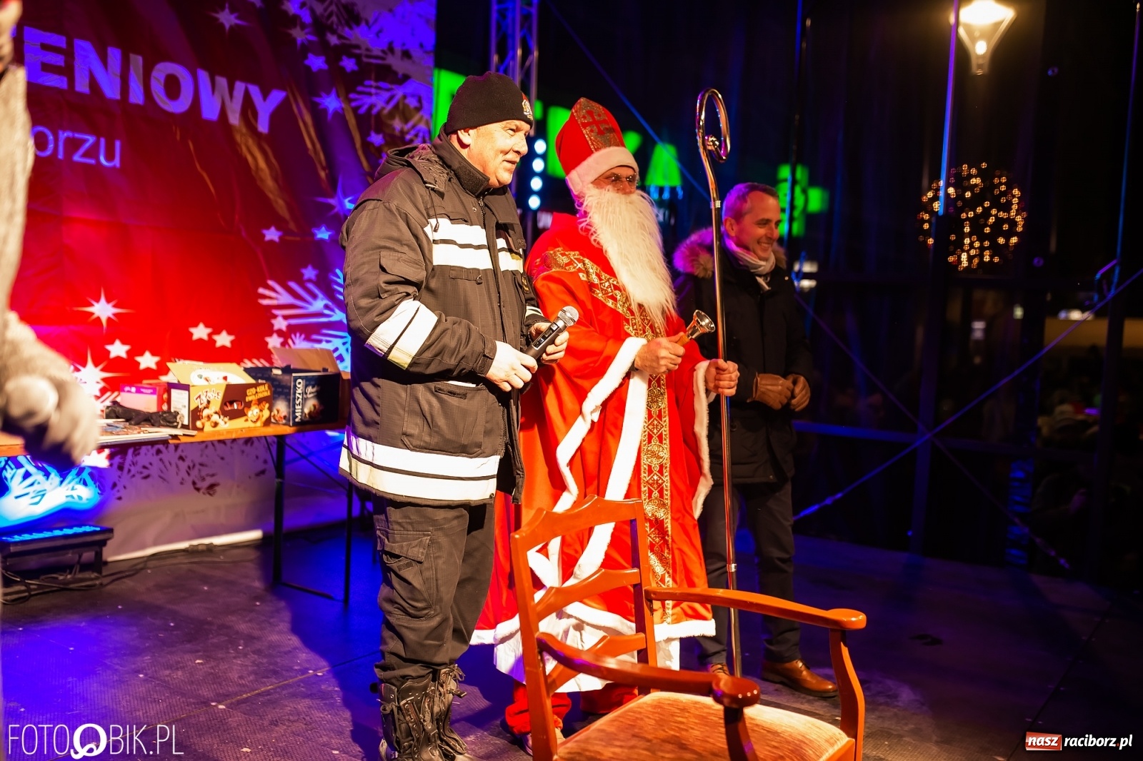 Zdjęcie w galerii na portalu naszraciborz.pl: Św. Mikołaj ze strażakami i rozświetlenie choinki w Raciborzu [WIDEO] wiadomości z regionu