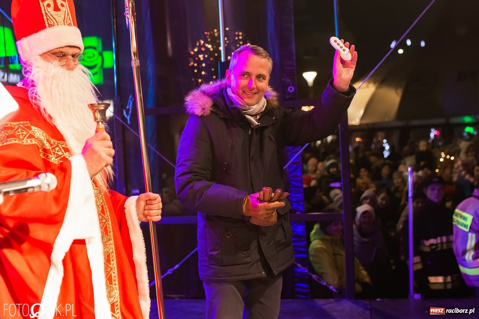 Zdjęcie w galerii na portalu naszraciborz.pl: Św. Mikołaj ze strażakami i rozświetlenie choinki w Raciborzu [WIDEO] wiadomości z regionu