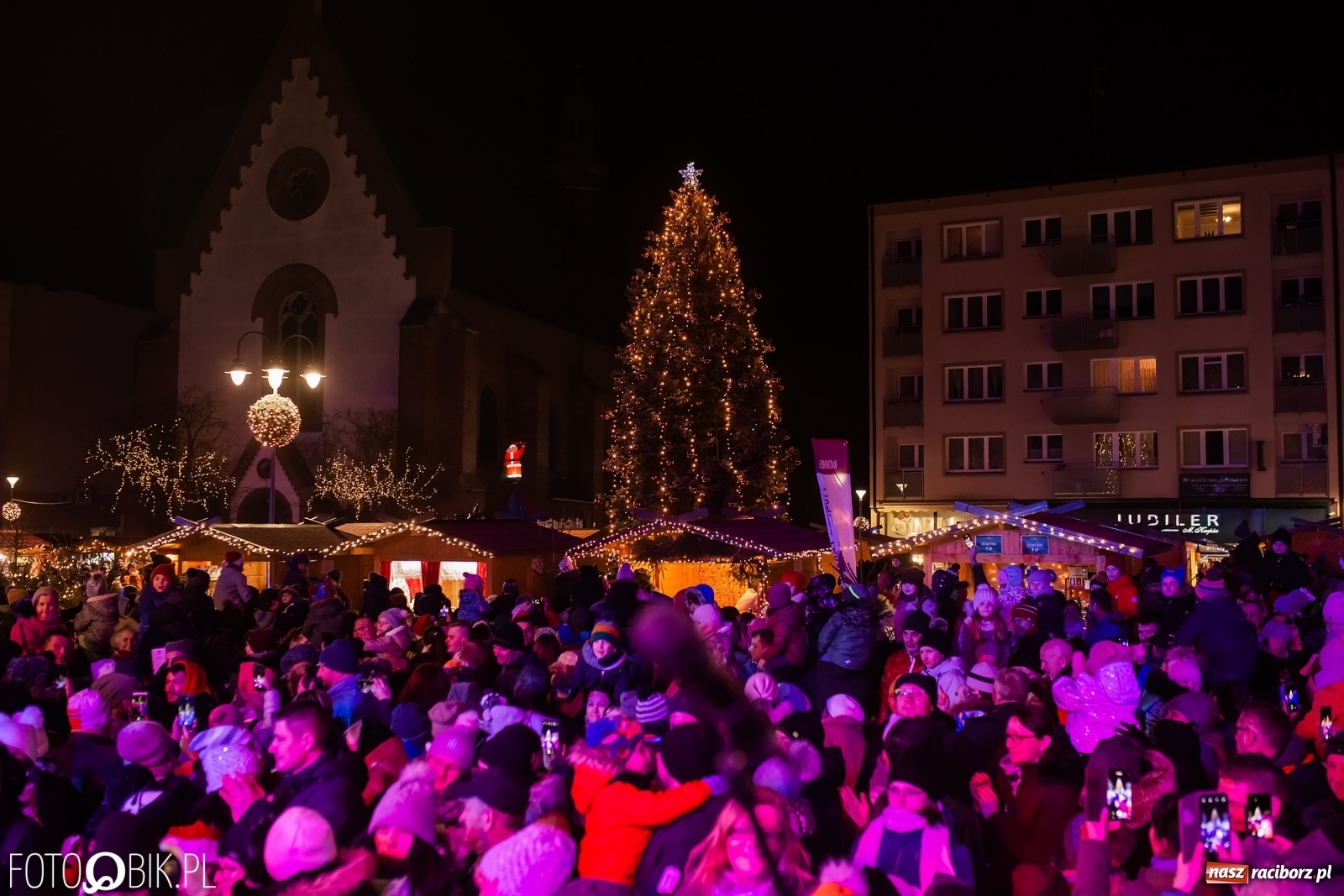 Zdjęcie w galerii na portalu naszraciborz.pl: Św. Mikołaj ze strażakami i rozświetlenie choinki w Raciborzu [WIDEO] wiadomości z regionu