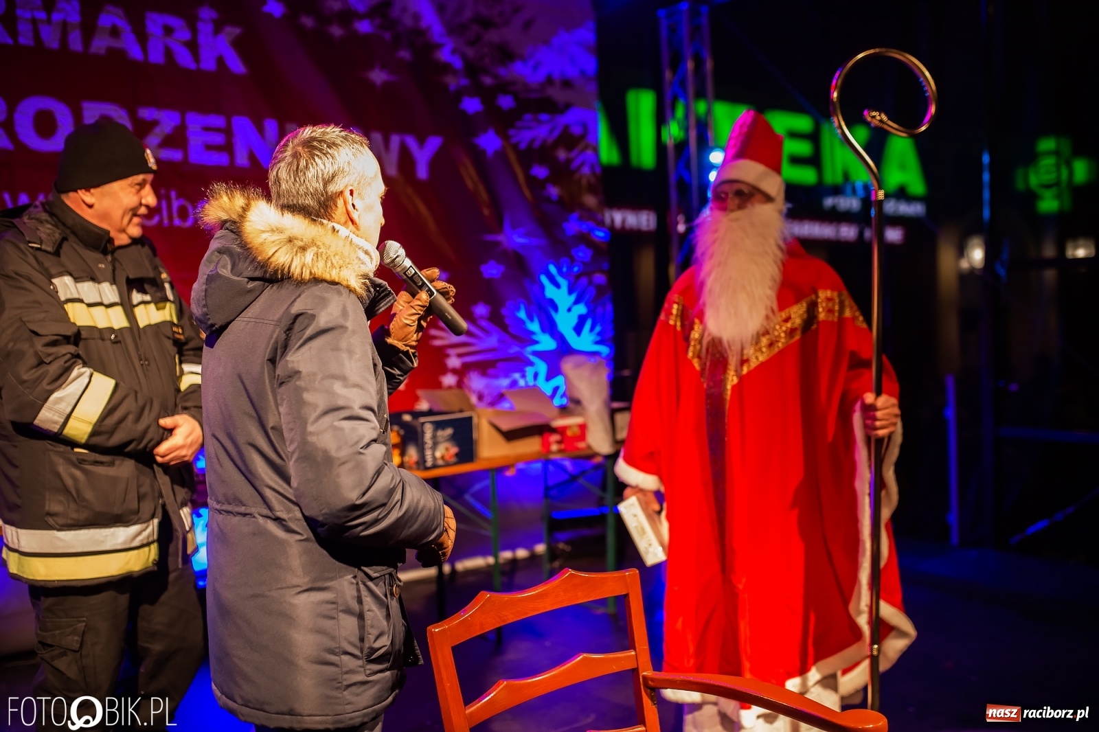 Zdjęcie w galerii na portalu naszraciborz.pl: Św. Mikołaj ze strażakami i rozświetlenie choinki w Raciborzu [WIDEO] wiadomości z regionu