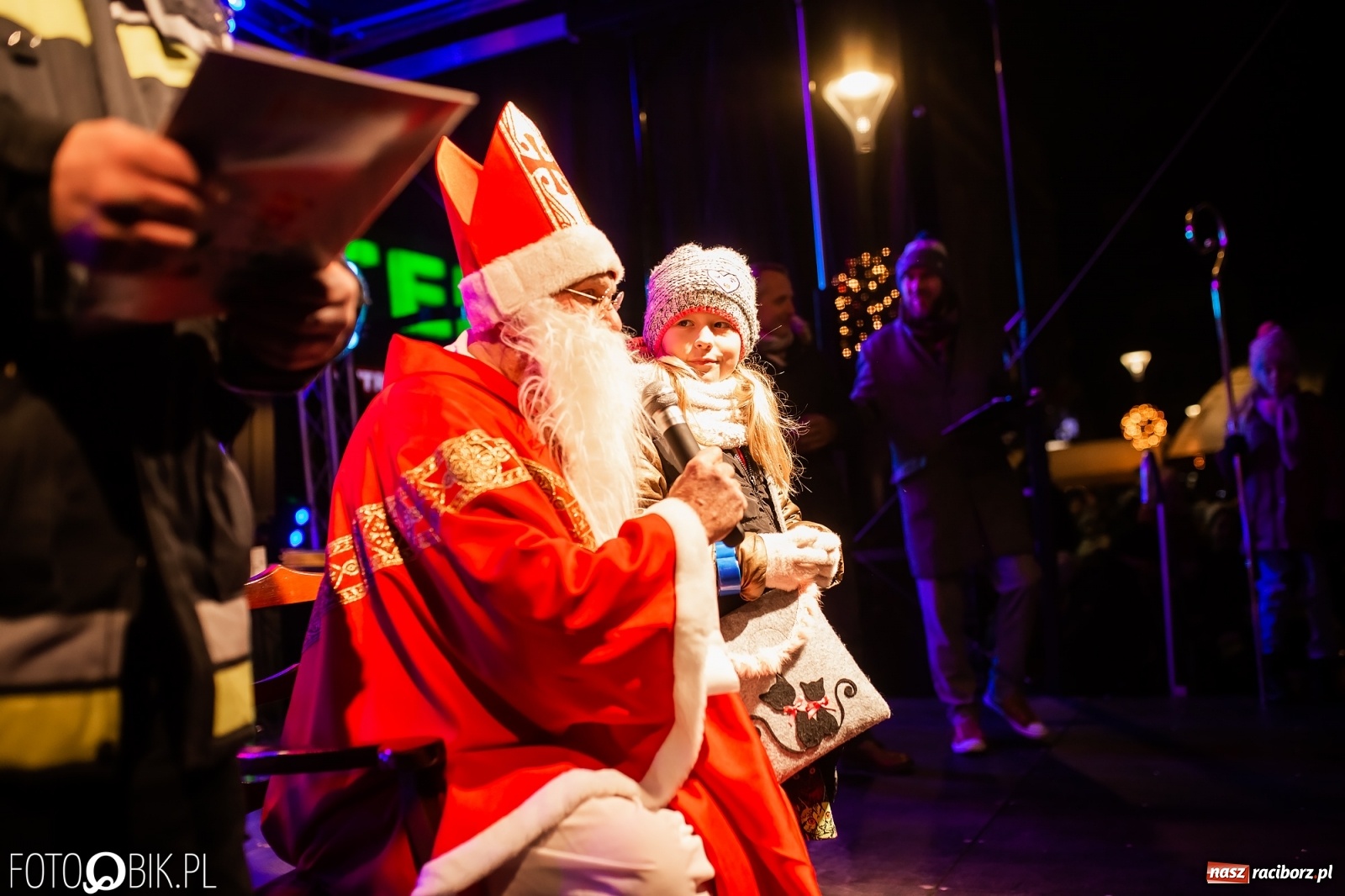 Zdjęcie w galerii na portalu naszraciborz.pl: Św. Mikołaj ze strażakami i rozświetlenie choinki w Raciborzu [WIDEO] wiadomości z regionu