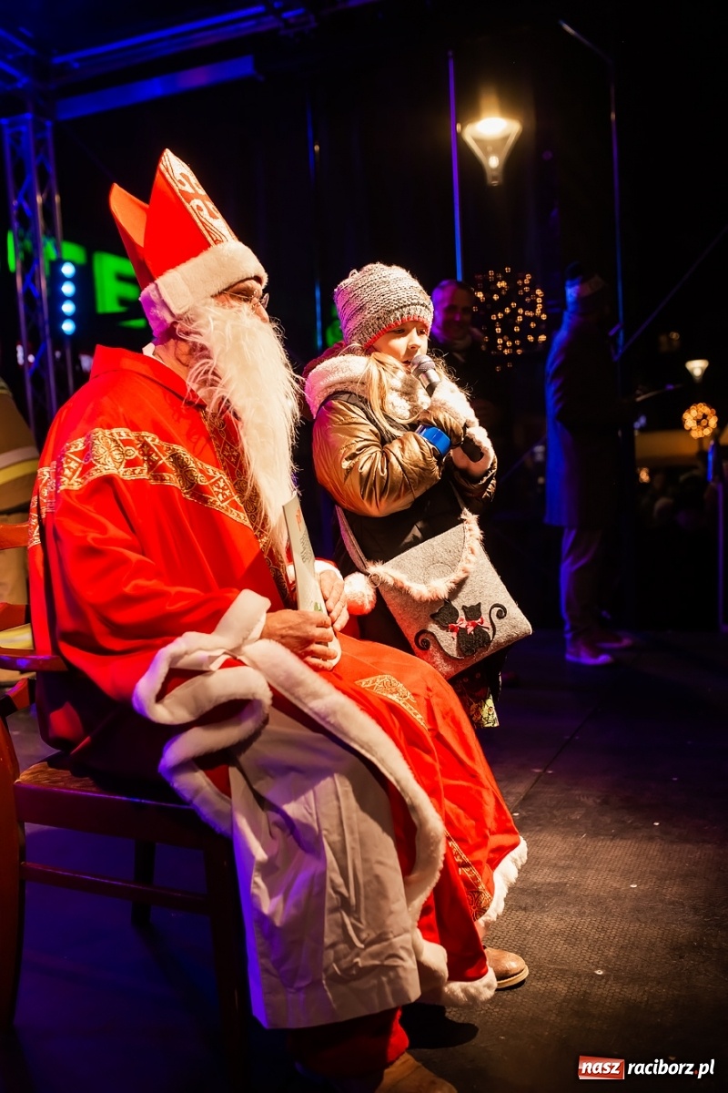 Zdjęcie w galerii na portalu naszraciborz.pl: Św. Mikołaj ze strażakami i rozświetlenie choinki w Raciborzu [WIDEO] wiadomości z regionu