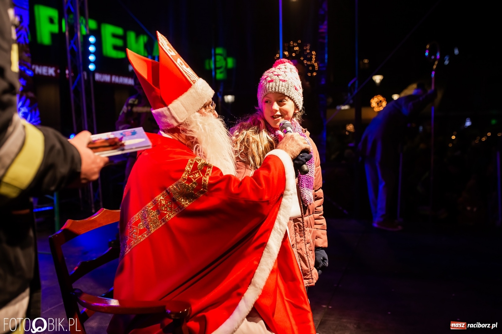 Zdjęcie w galerii na portalu naszraciborz.pl: Św. Mikołaj ze strażakami i rozświetlenie choinki w Raciborzu [WIDEO] wiadomości z regionu