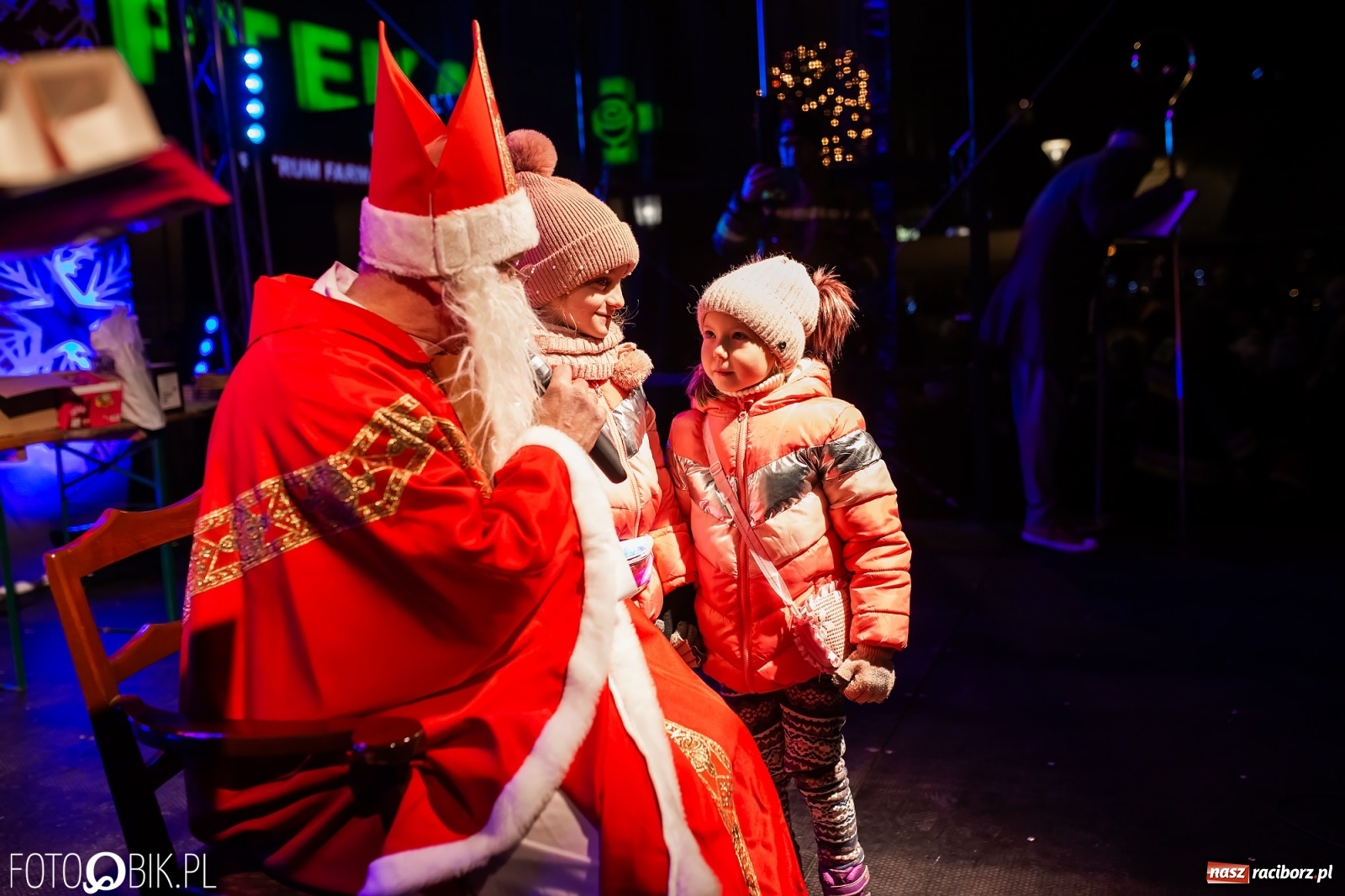 Zdjęcie w galerii na portalu naszraciborz.pl: Św. Mikołaj ze strażakami i rozświetlenie choinki w Raciborzu [WIDEO] wiadomości z regionu