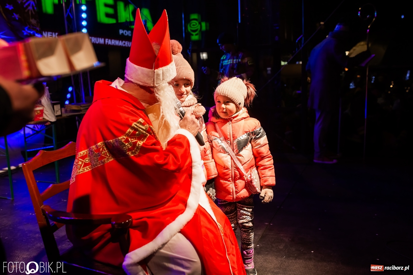 Zdjęcie w galerii na portalu naszraciborz.pl: Św. Mikołaj ze strażakami i rozświetlenie choinki w Raciborzu [WIDEO] wiadomości z regionu