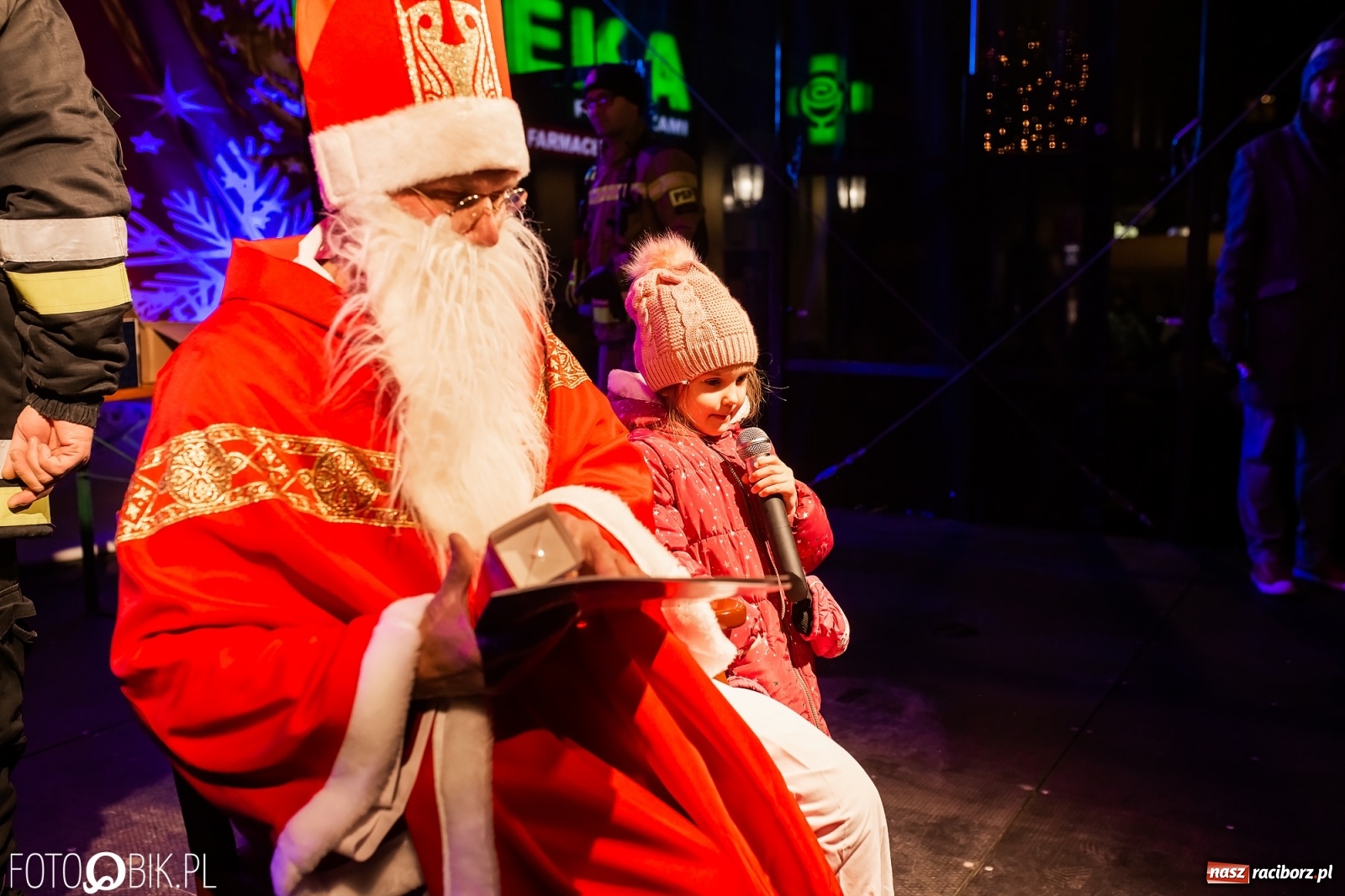 Zdjęcie w galerii na portalu naszraciborz.pl: Św. Mikołaj ze strażakami i rozświetlenie choinki w Raciborzu [WIDEO] wiadomości z regionu