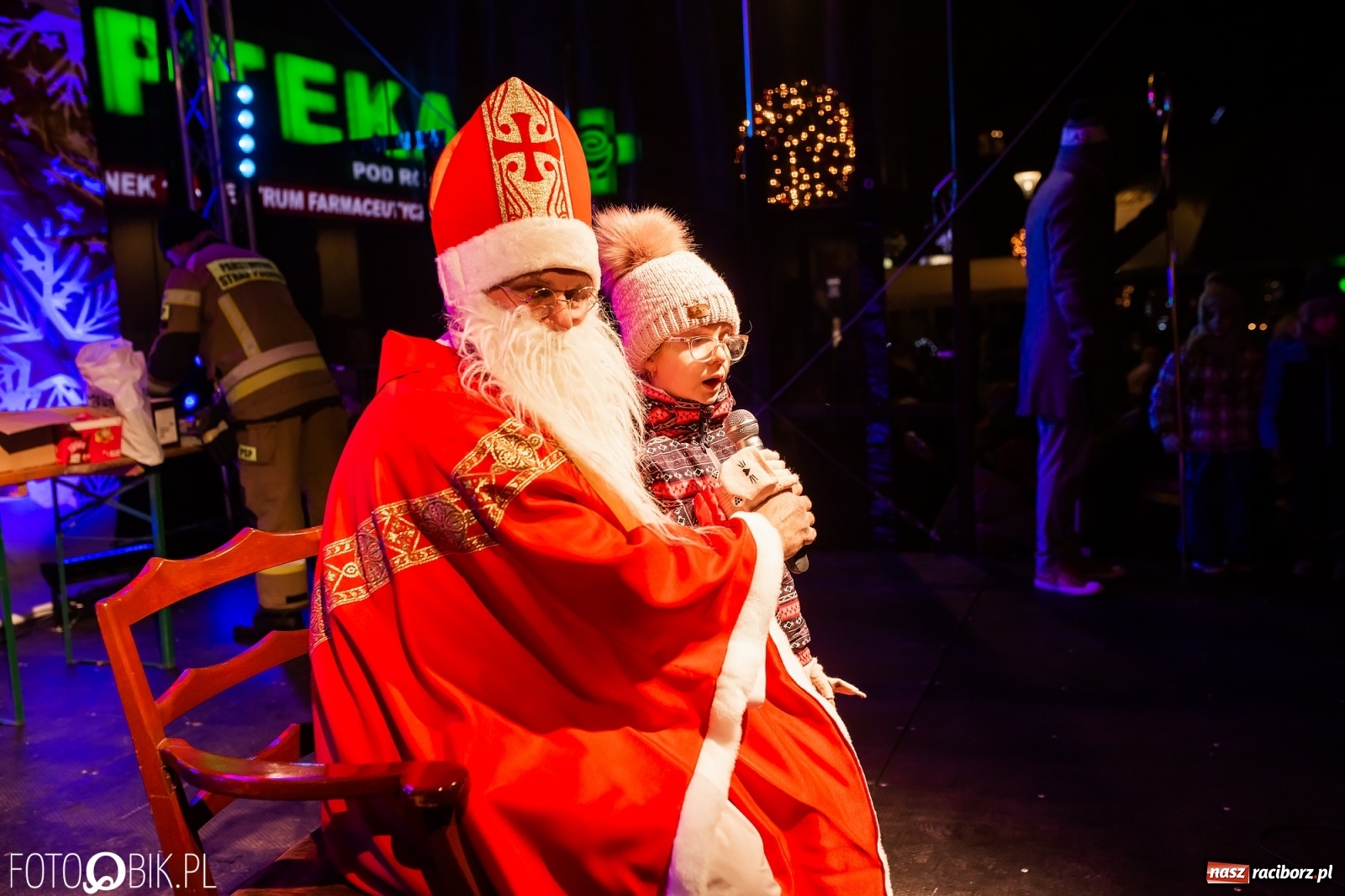 Zdjęcie w galerii na portalu naszraciborz.pl: Św. Mikołaj ze strażakami i rozświetlenie choinki w Raciborzu [WIDEO] wiadomości z regionu