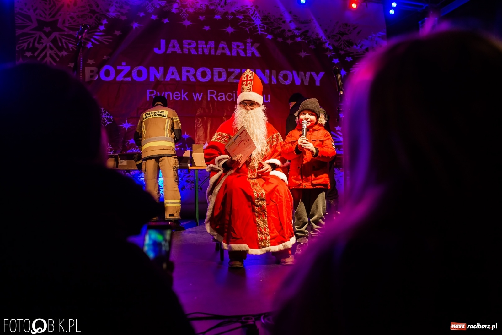 Zdjęcie w galerii na portalu naszraciborz.pl: Św. Mikołaj ze strażakami i rozświetlenie choinki w Raciborzu [WIDEO] wiadomości z regionu