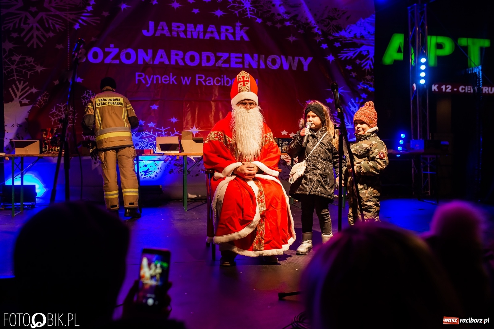 Zdjęcie w galerii na portalu naszraciborz.pl: Św. Mikołaj ze strażakami i rozświetlenie choinki w Raciborzu [WIDEO] wiadomości z regionu