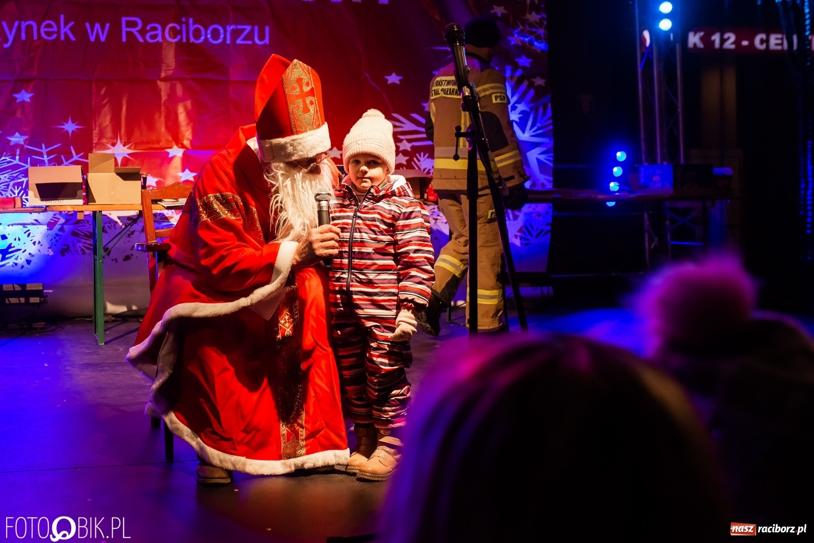 Zdjęcie w galerii na portalu naszraciborz.pl: Św. Mikołaj ze strażakami i rozświetlenie choinki w Raciborzu [WIDEO] wiadomości z regionu