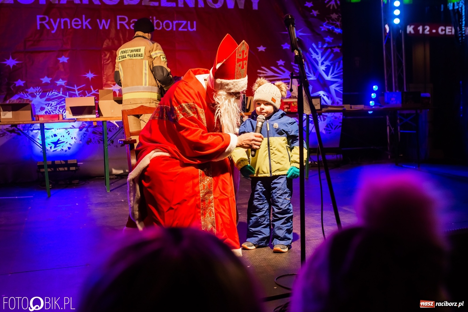 Zdjęcie w galerii na portalu naszraciborz.pl: Św. Mikołaj ze strażakami i rozświetlenie choinki w Raciborzu [WIDEO] wiadomości z regionu