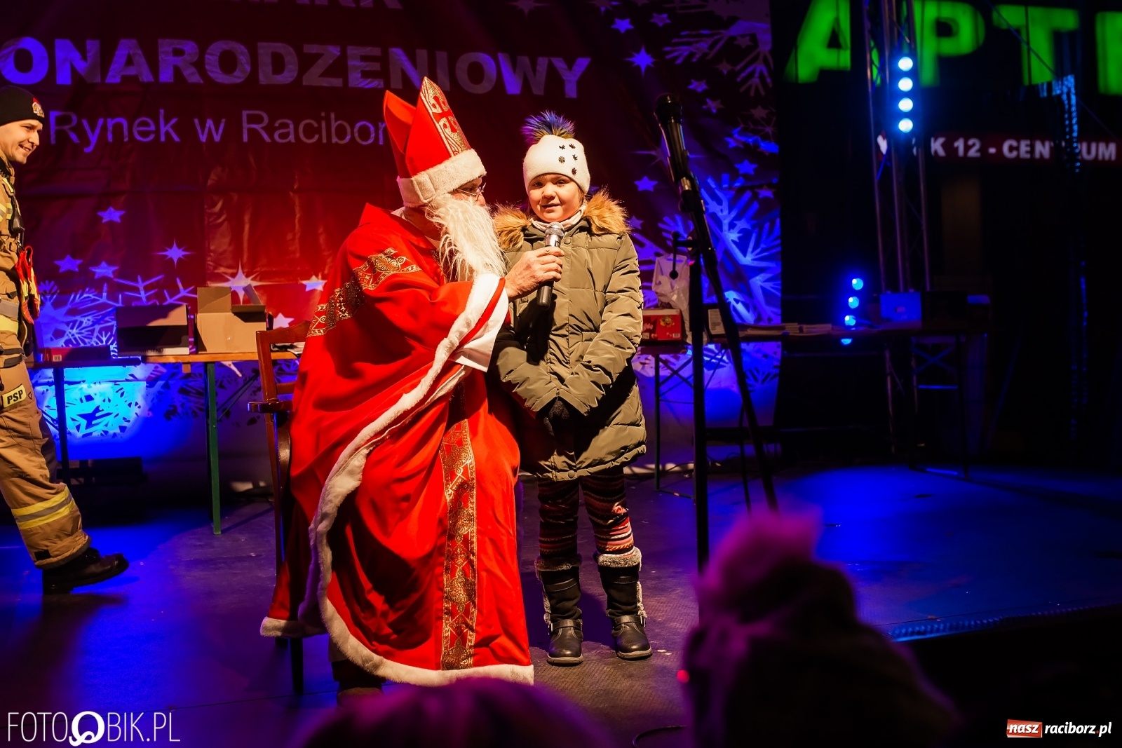 Zdjęcie w galerii na portalu naszraciborz.pl: Św. Mikołaj ze strażakami i rozświetlenie choinki w Raciborzu [WIDEO] wiadomości z regionu