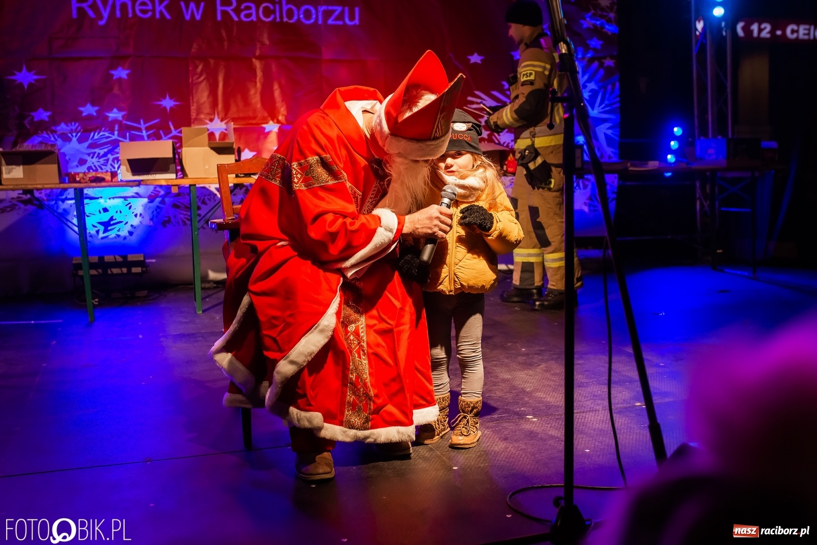 Zdjęcie w galerii na portalu naszraciborz.pl: Św. Mikołaj ze strażakami i rozświetlenie choinki w Raciborzu [WIDEO] wiadomości z regionu