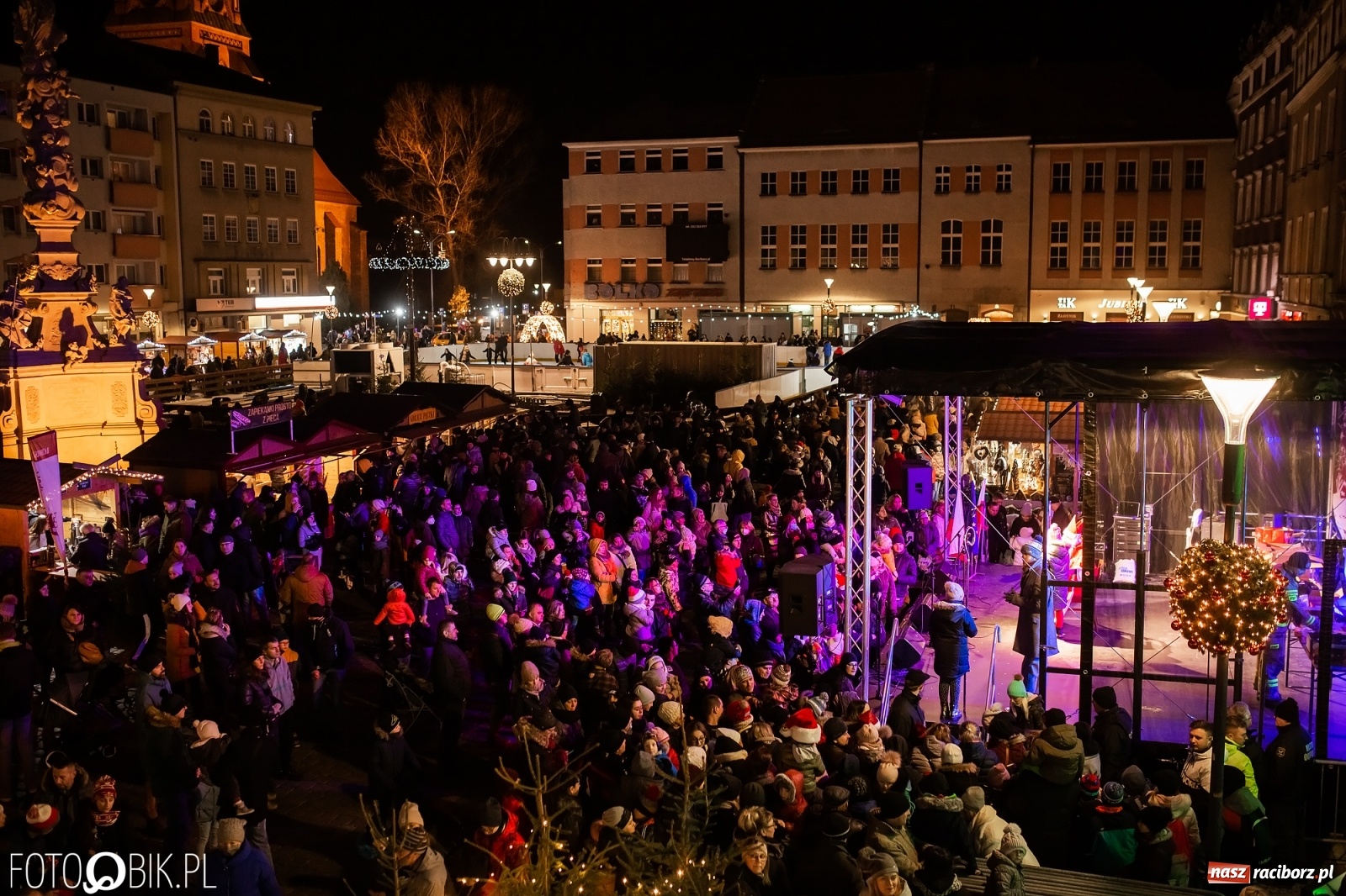 Zdjęcie w galerii na portalu naszraciborz.pl: Św. Mikołaj ze strażakami i rozświetlenie choinki w Raciborzu [WIDEO] wiadomości z regionu