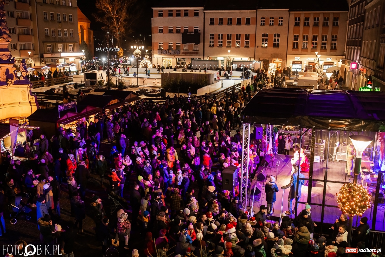 Zdjęcie w galerii na portalu naszraciborz.pl: Św. Mikołaj ze strażakami i rozświetlenie choinki w Raciborzu [WIDEO] wiadomości z regionu