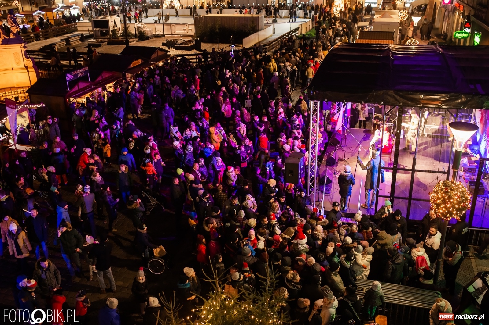 Zdjęcie w galerii na portalu naszraciborz.pl: Św. Mikołaj ze strażakami i rozświetlenie choinki w Raciborzu [WIDEO] wiadomości z regionu