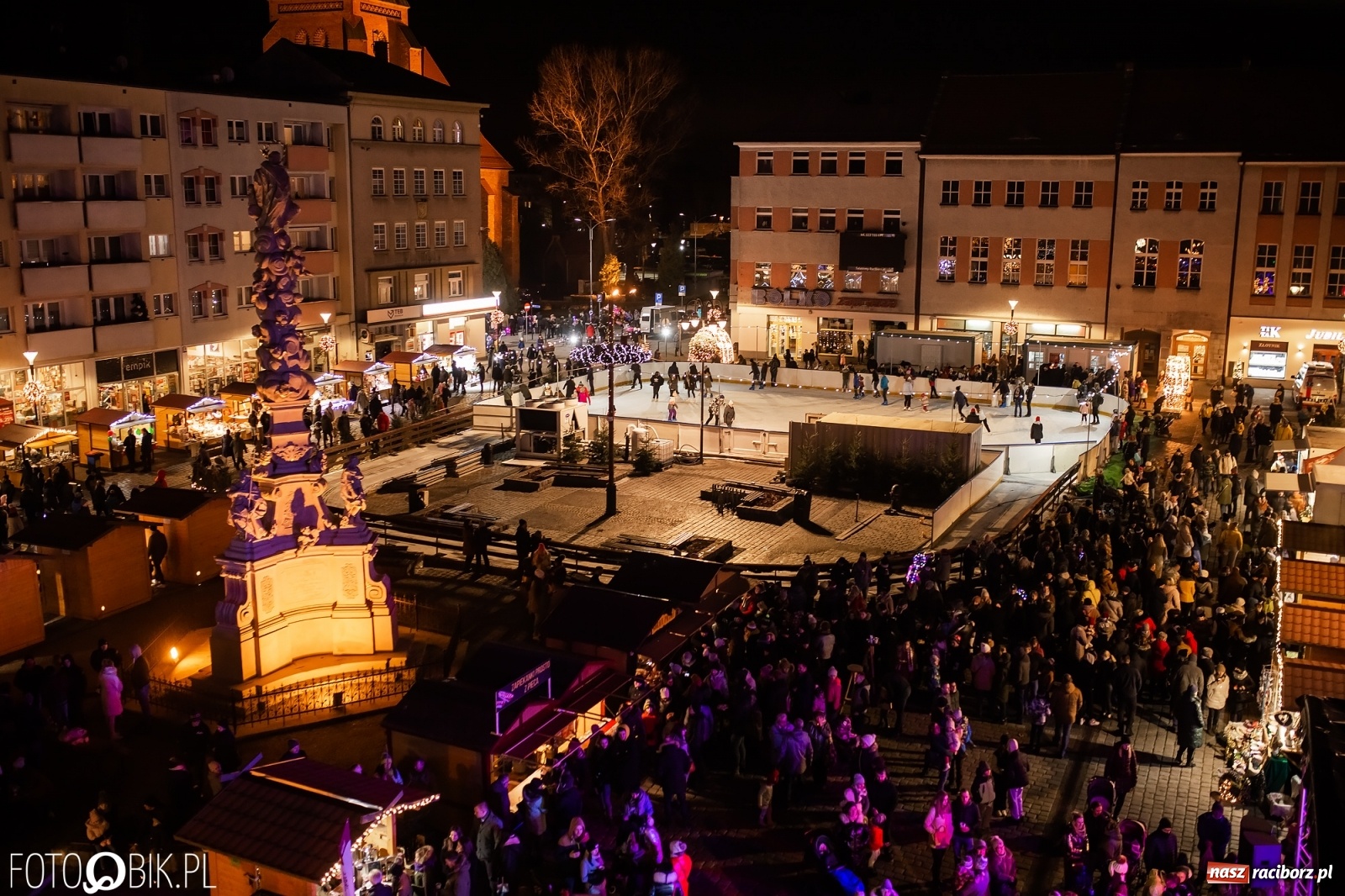 Zdjęcie w galerii na portalu naszraciborz.pl: Św. Mikołaj ze strażakami i rozświetlenie choinki w Raciborzu [WIDEO] wiadomości z regionu