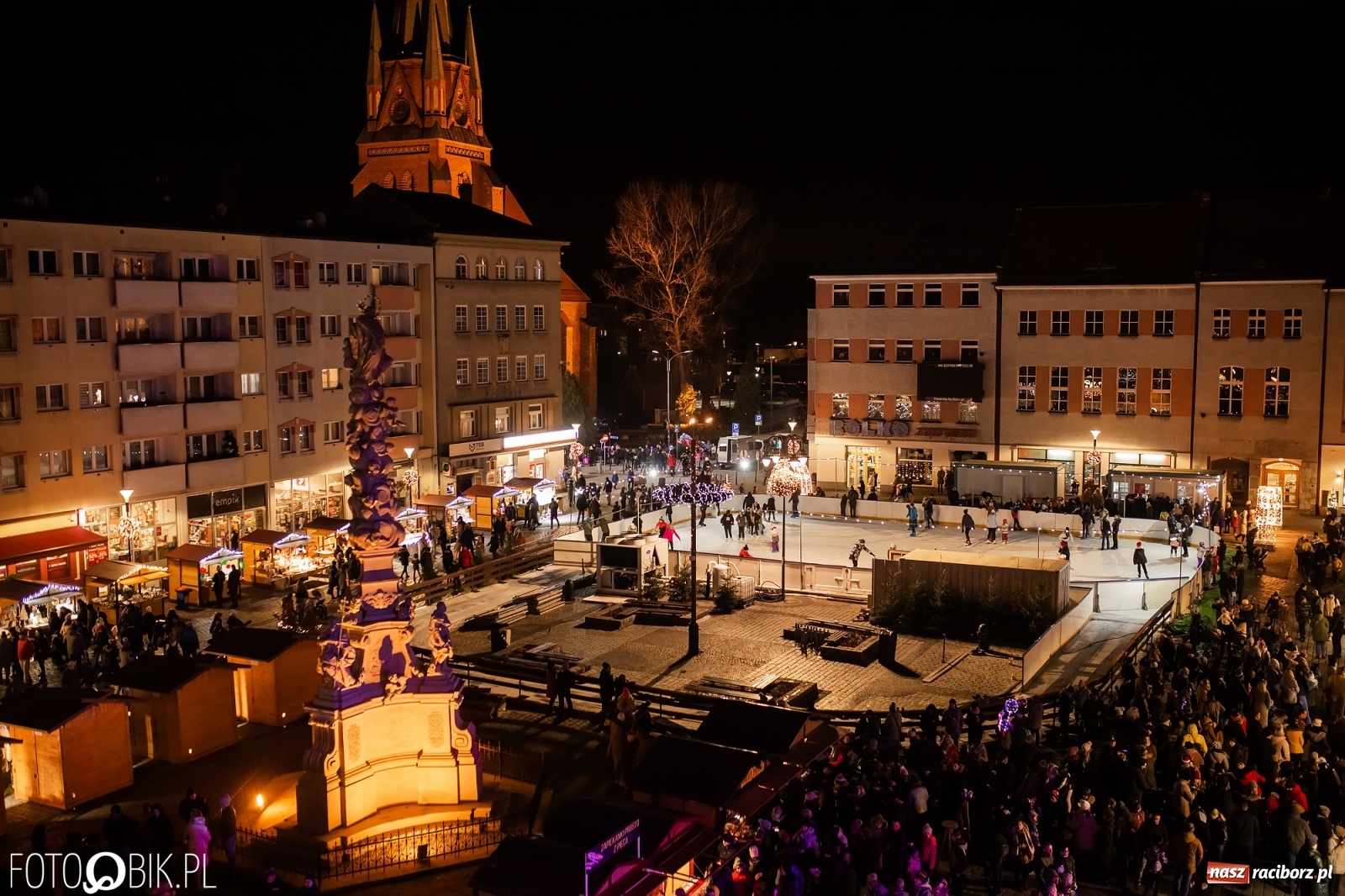 Zdjęcie w galerii na portalu naszraciborz.pl: Św. Mikołaj ze strażakami i rozświetlenie choinki w Raciborzu [WIDEO] wiadomości z regionu