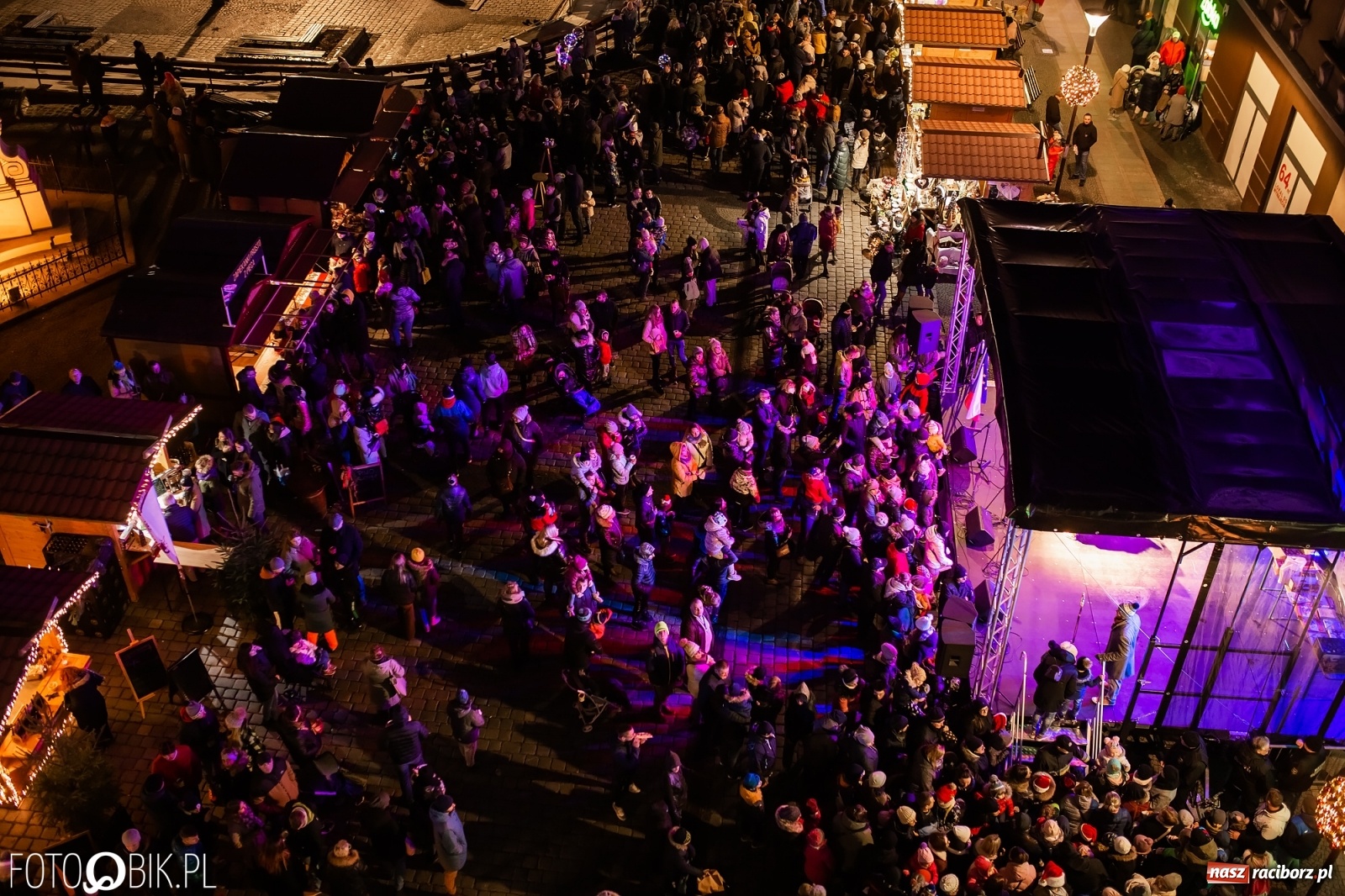 Zdjęcie w galerii na portalu naszraciborz.pl: Św. Mikołaj ze strażakami i rozświetlenie choinki w Raciborzu [WIDEO] wiadomości z regionu