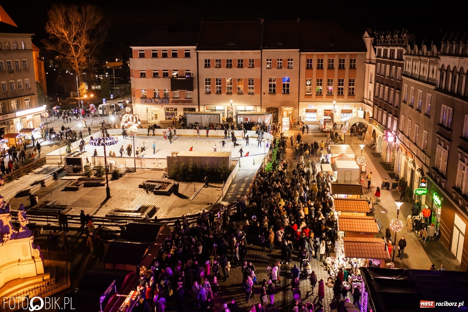 Zdjęcie w galerii na portalu naszraciborz.pl: Św. Mikołaj ze strażakami i rozświetlenie choinki w Raciborzu [WIDEO] wiadomości z regionu