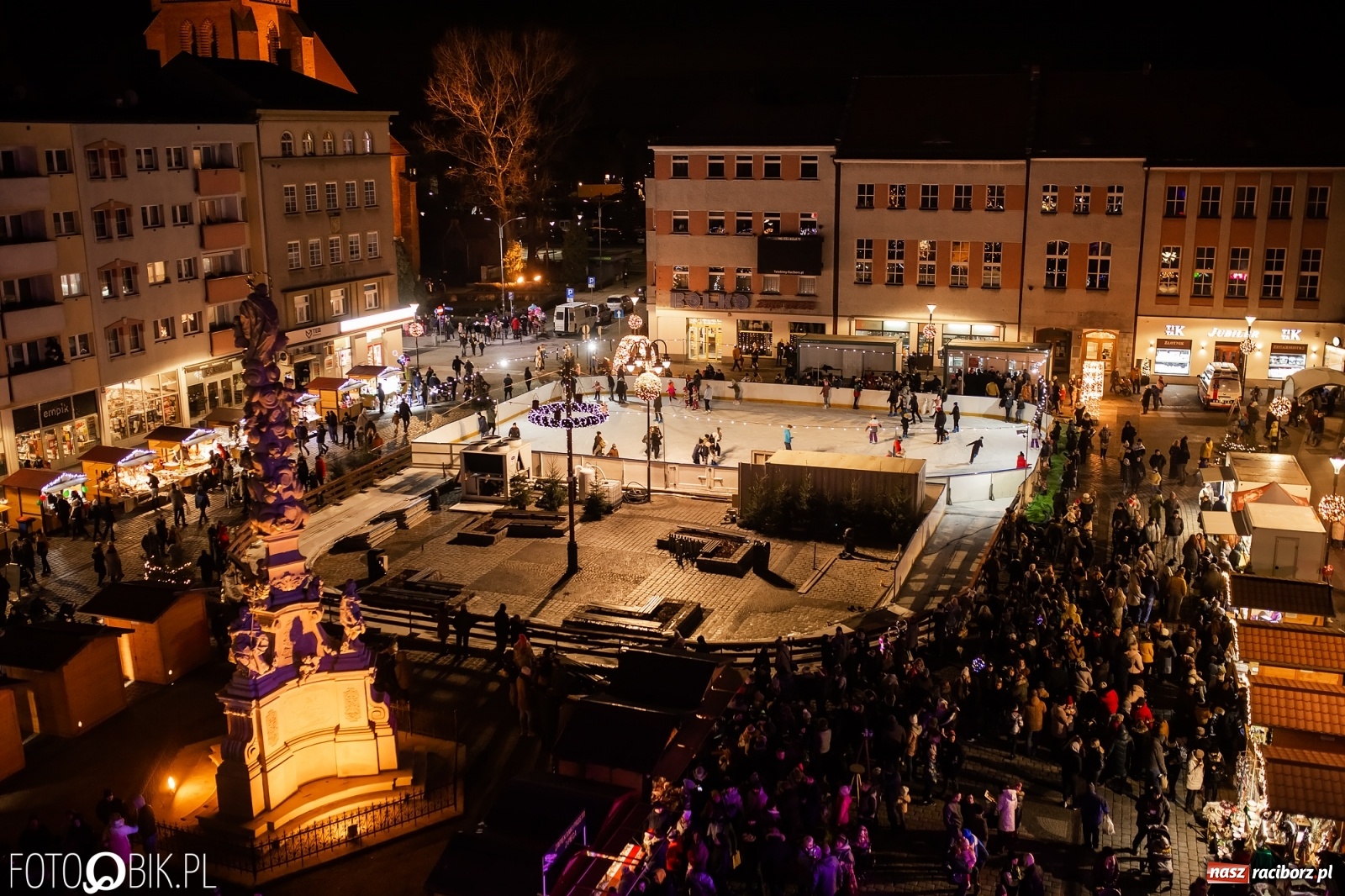 Zdjęcie w galerii na portalu naszraciborz.pl: Św. Mikołaj ze strażakami i rozświetlenie choinki w Raciborzu [WIDEO] wiadomości z regionu