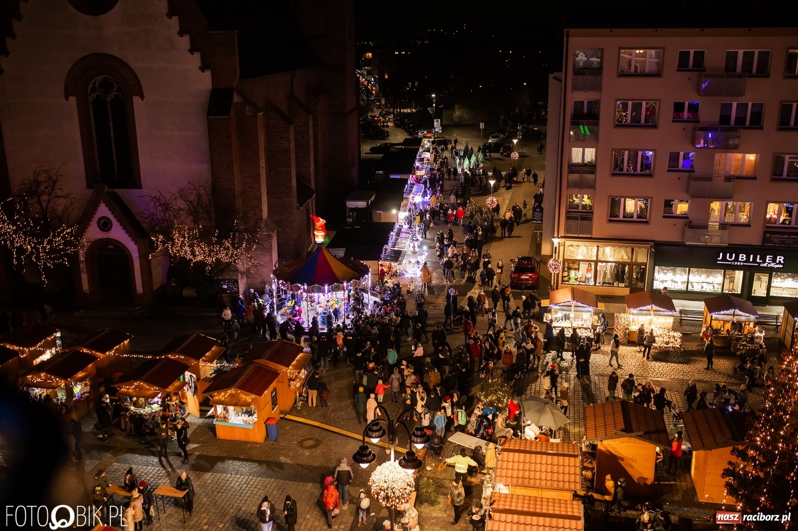 Zdjęcie w galerii na portalu naszraciborz.pl: Św. Mikołaj ze strażakami i rozświetlenie choinki w Raciborzu [WIDEO] wiadomości z regionu