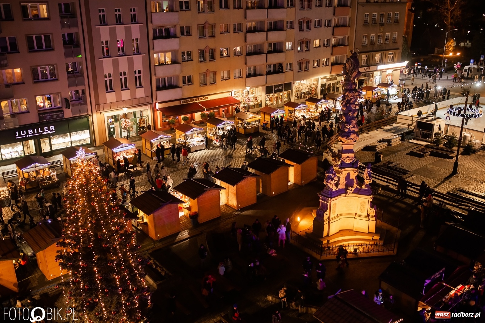 Zdjęcie w galerii na portalu naszraciborz.pl: Św. Mikołaj ze strażakami i rozświetlenie choinki w Raciborzu [WIDEO] wiadomości z regionu