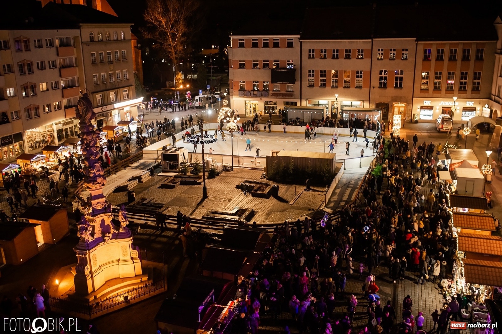 Zdjęcie w galerii na portalu naszraciborz.pl: Św. Mikołaj ze strażakami i rozświetlenie choinki w Raciborzu [WIDEO] wiadomości z regionu
