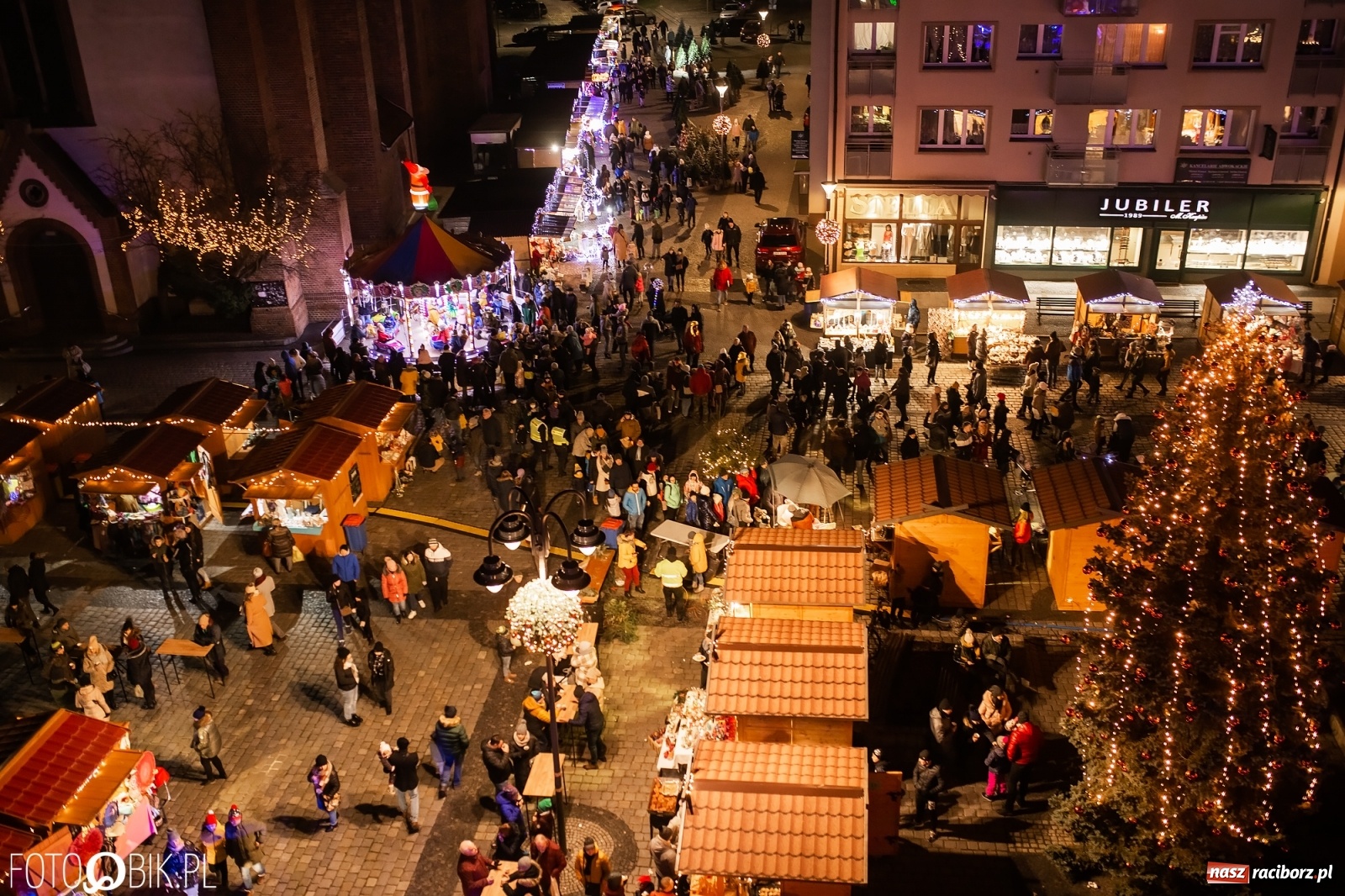 Zdjęcie w galerii na portalu naszraciborz.pl: Św. Mikołaj ze strażakami i rozświetlenie choinki w Raciborzu [WIDEO] wiadomości z regionu