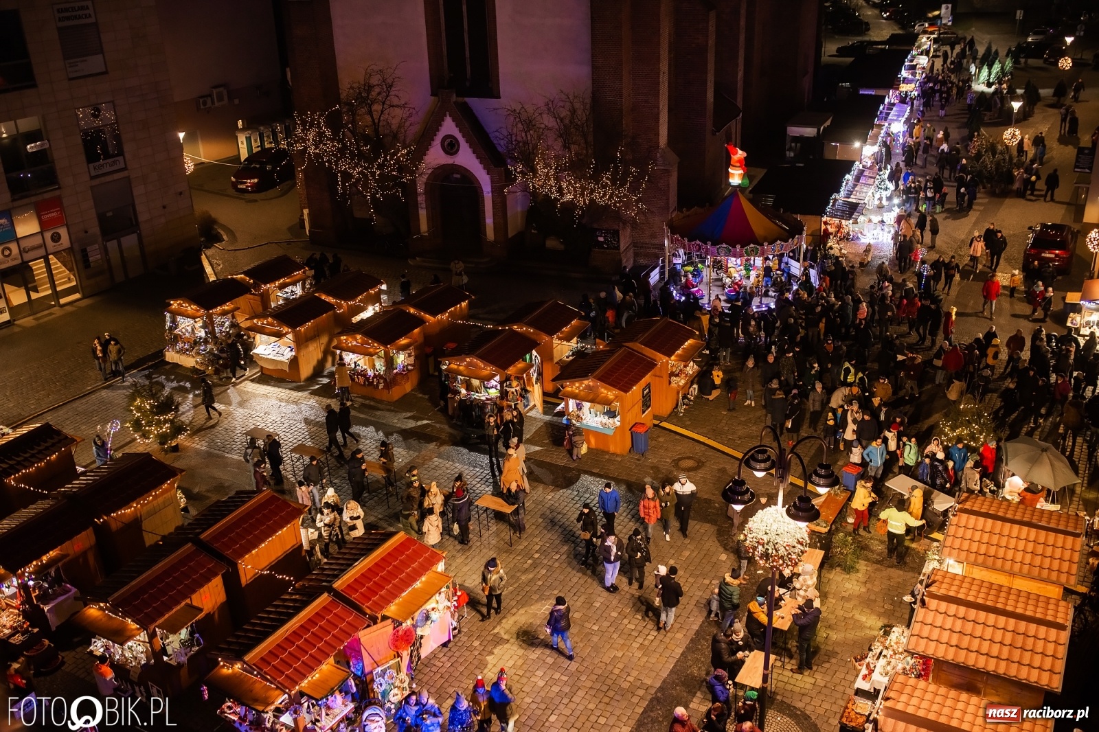 Zdjęcie w galerii na portalu naszraciborz.pl: Św. Mikołaj ze strażakami i rozświetlenie choinki w Raciborzu [WIDEO] wiadomości z regionu