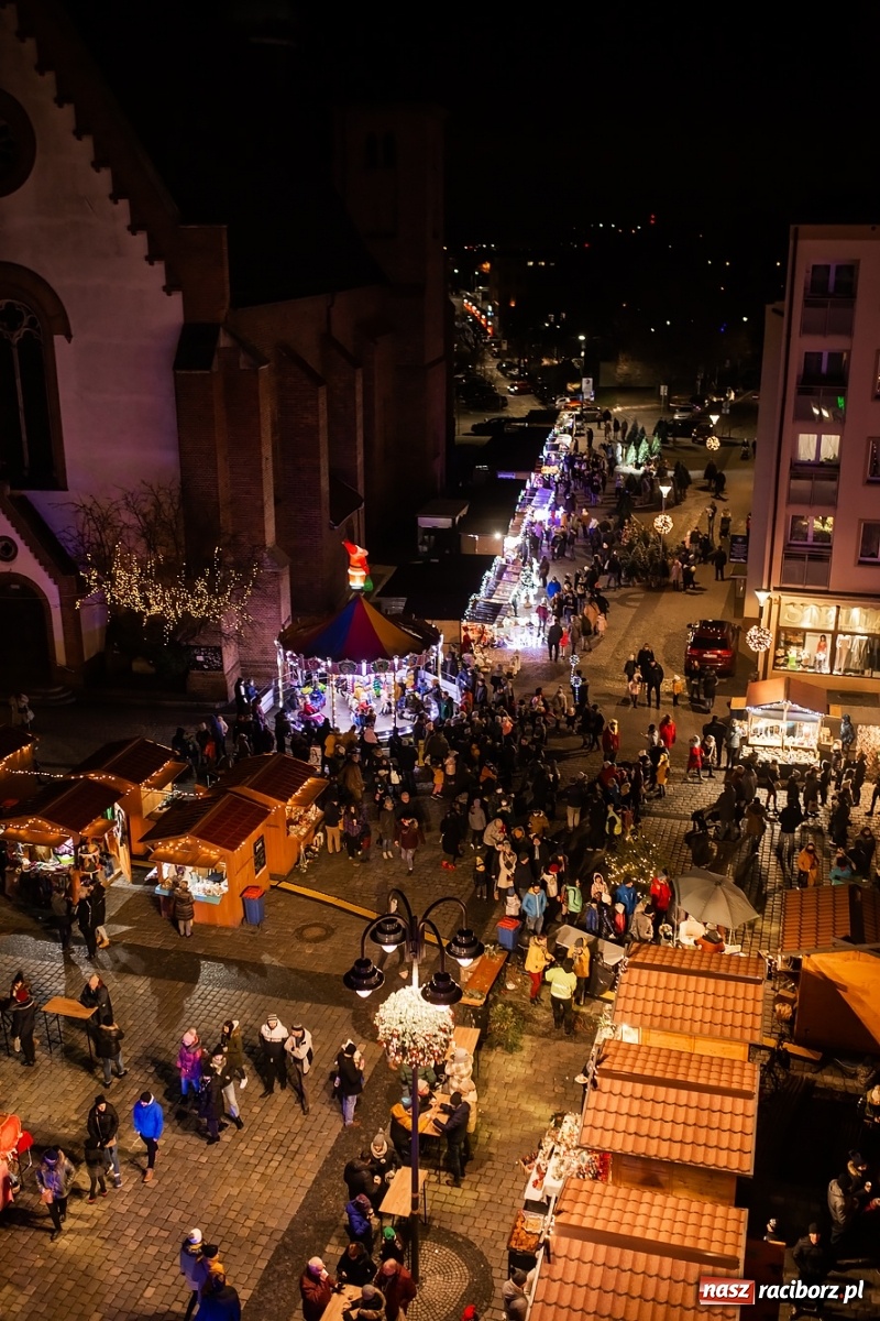Zdjęcie w galerii na portalu naszraciborz.pl: Św. Mikołaj ze strażakami i rozświetlenie choinki w Raciborzu [WIDEO] wiadomości z regionu