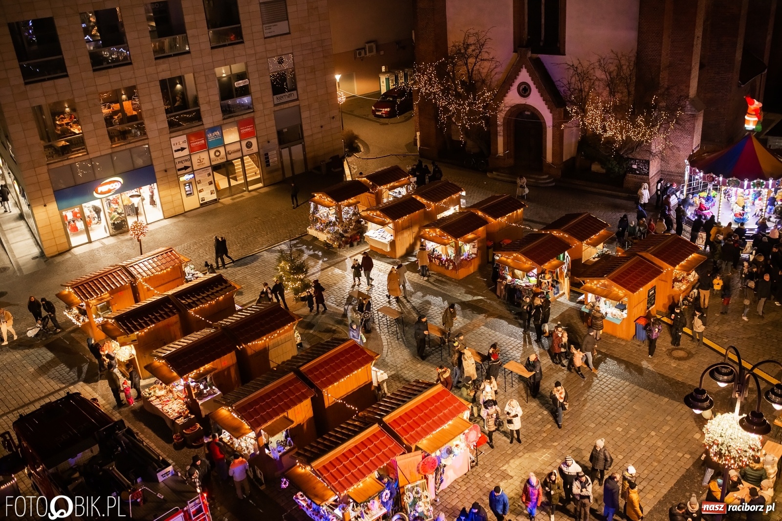 Zdjęcie w galerii na portalu naszraciborz.pl: Św. Mikołaj ze strażakami i rozświetlenie choinki w Raciborzu [WIDEO] wiadomości z regionu