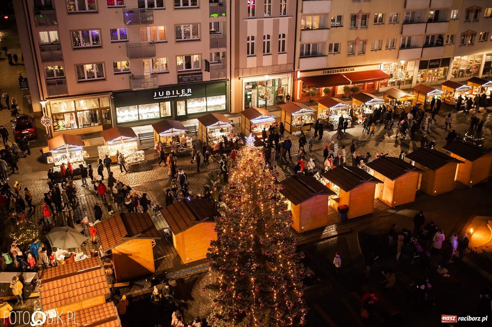 Zdjęcie w galerii na portalu naszraciborz.pl: Św. Mikołaj ze strażakami i rozświetlenie choinki w Raciborzu [WIDEO] wiadomości z regionu