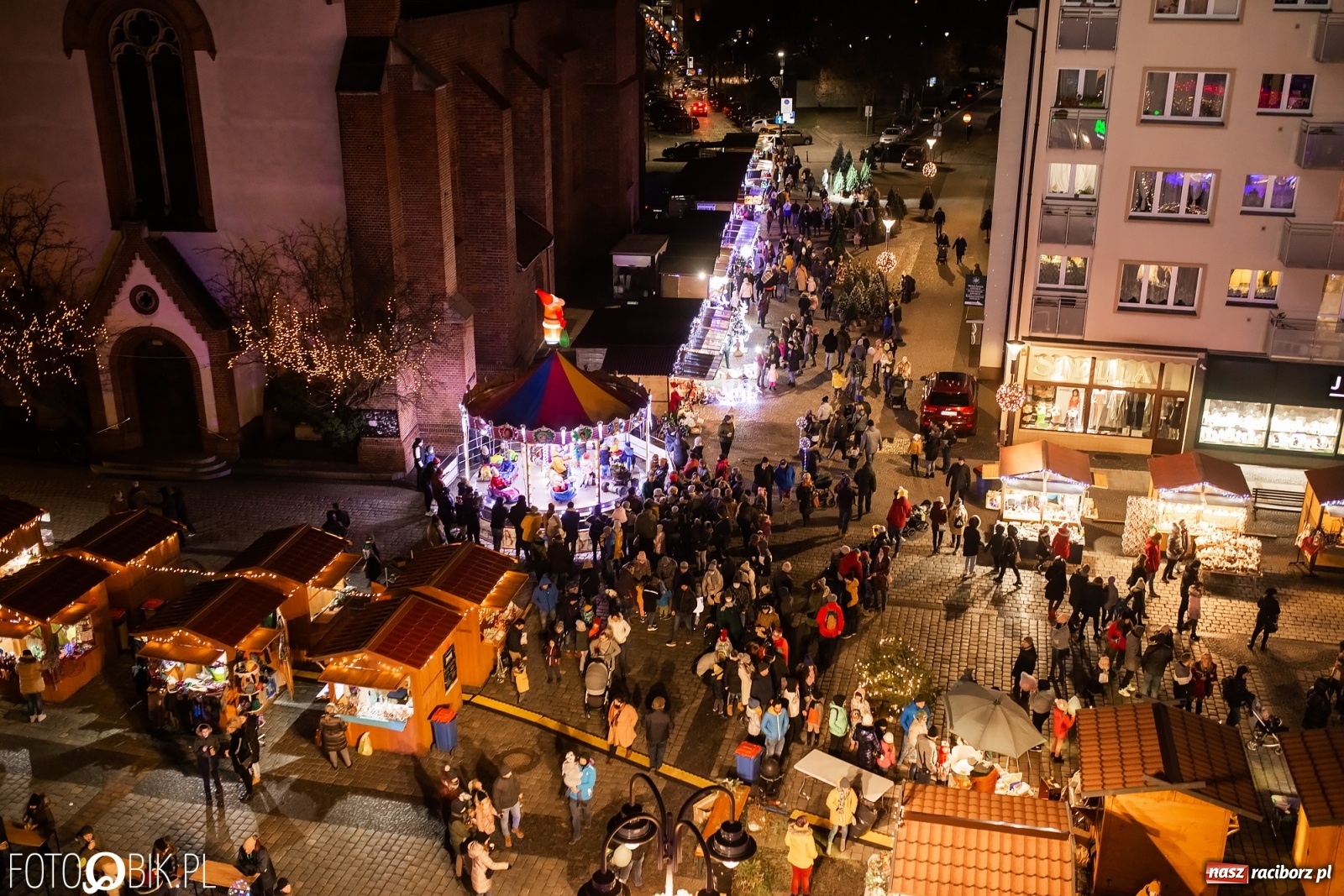 Zdjęcie w galerii na portalu naszraciborz.pl: Św. Mikołaj ze strażakami i rozświetlenie choinki w Raciborzu [WIDEO] wiadomości z regionu