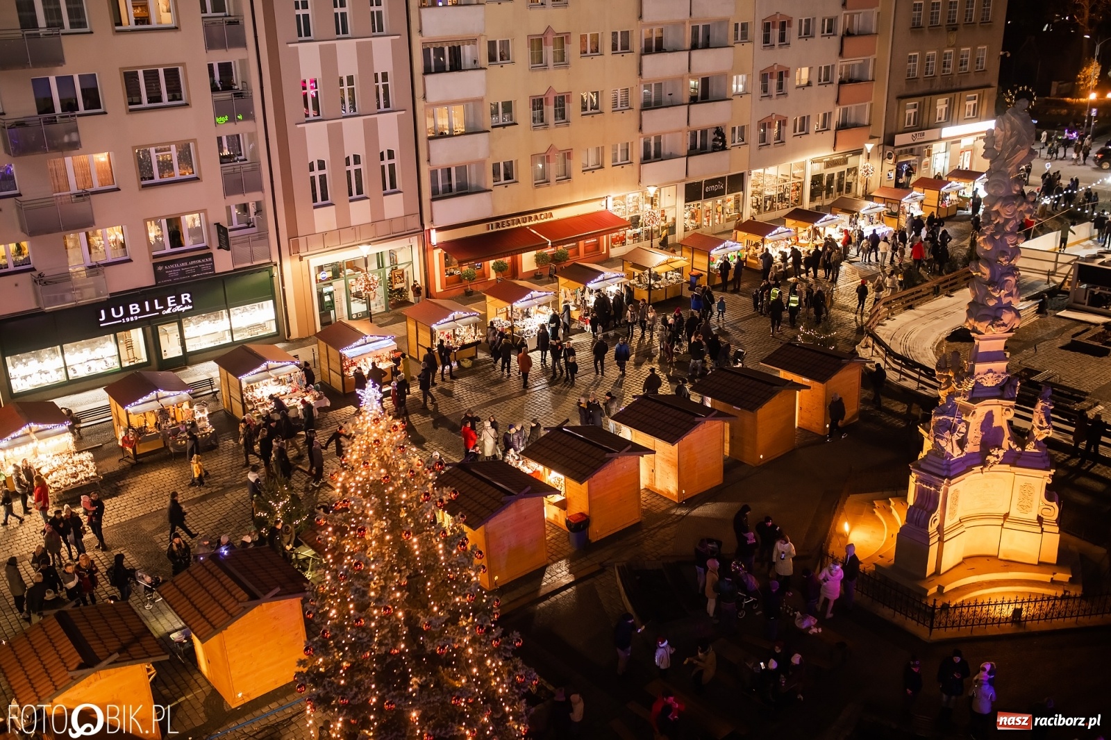 Zdjęcie w galerii na portalu naszraciborz.pl: Św. Mikołaj ze strażakami i rozświetlenie choinki w Raciborzu [WIDEO] wiadomości z regionu