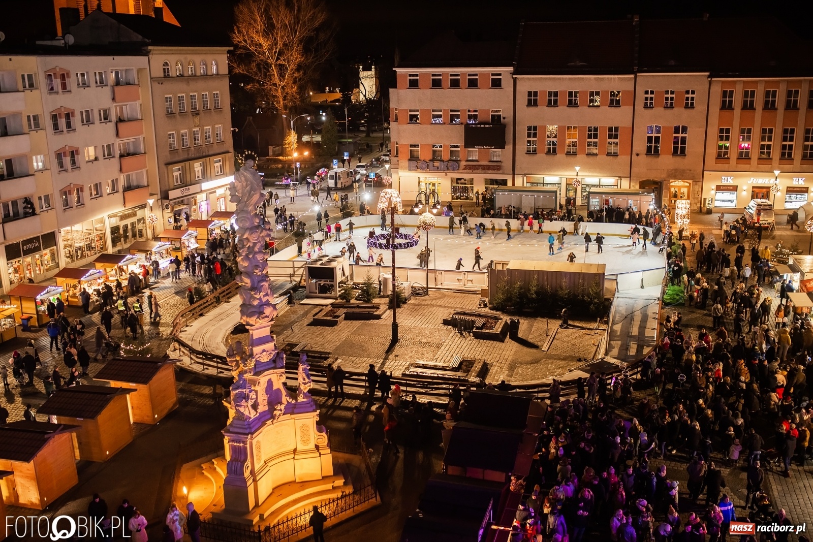 Zdjęcie w galerii na portalu naszraciborz.pl: Św. Mikołaj ze strażakami i rozświetlenie choinki w Raciborzu [WIDEO] wiadomości z regionu