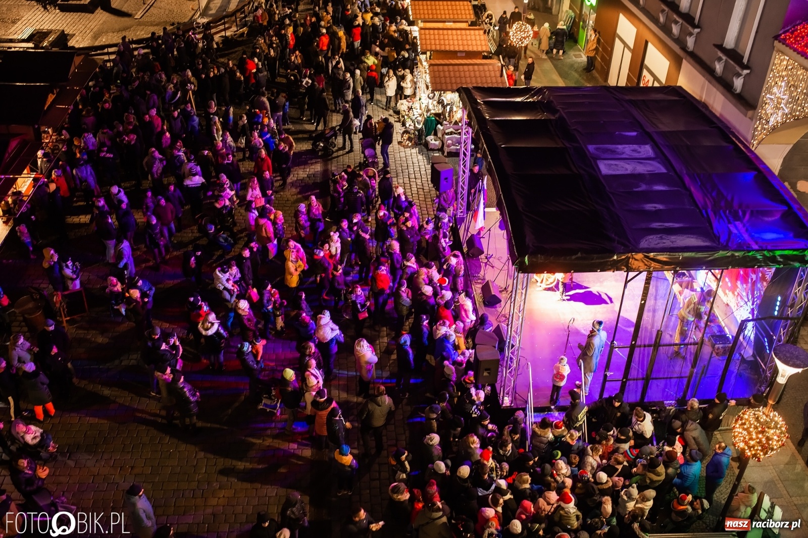 Zdjęcie w galerii na portalu naszraciborz.pl: Św. Mikołaj ze strażakami i rozświetlenie choinki w Raciborzu [WIDEO] wiadomości z regionu