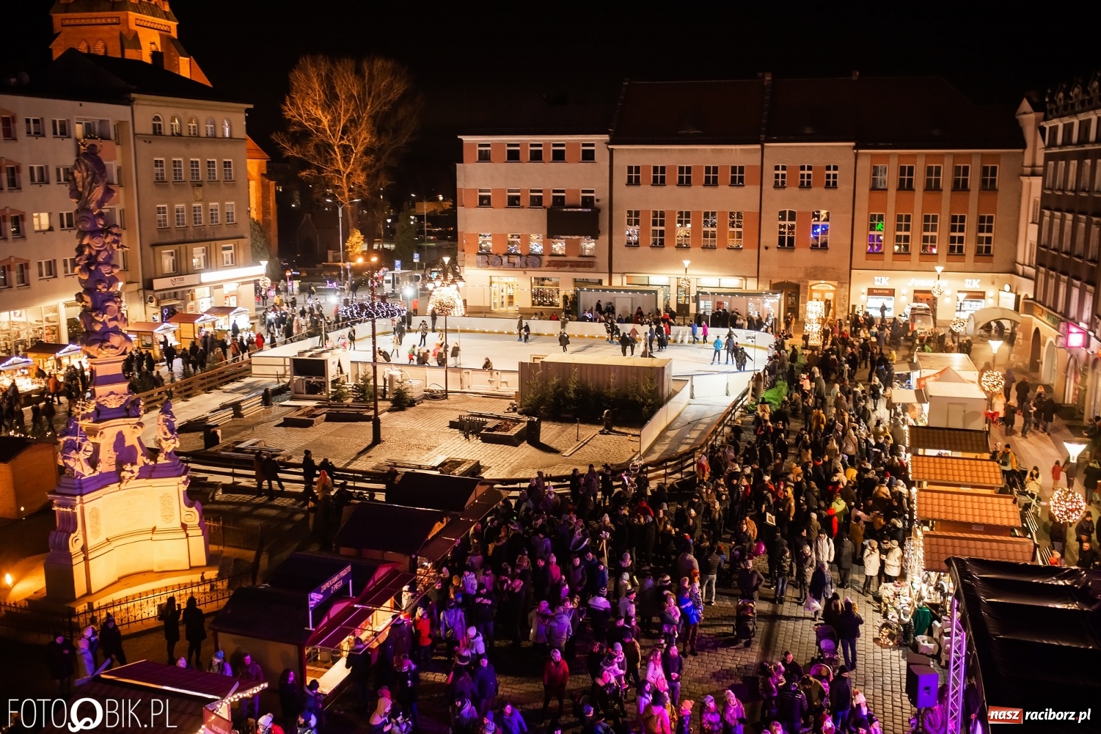 Zdjęcie w galerii na portalu naszraciborz.pl: Św. Mikołaj ze strażakami i rozświetlenie choinki w Raciborzu [WIDEO] wiadomości z regionu