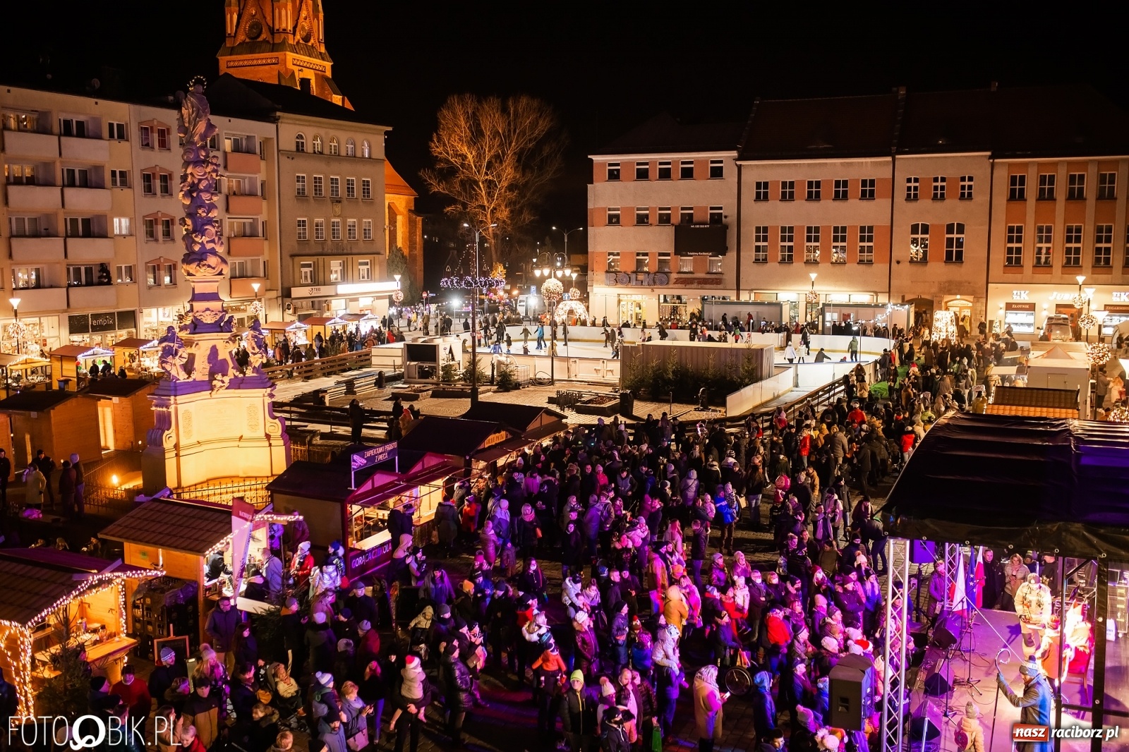 Zdjęcie w galerii na portalu naszraciborz.pl: Św. Mikołaj ze strażakami i rozświetlenie choinki w Raciborzu [WIDEO] wiadomości z regionu