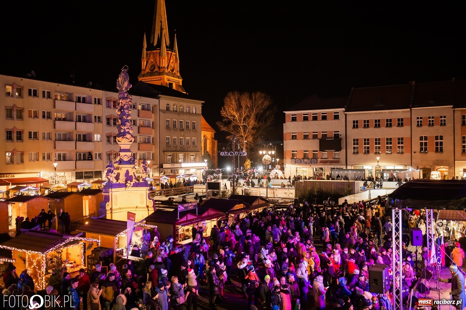 Zdjęcie w galerii na portalu naszraciborz.pl: Św. Mikołaj ze strażakami i rozświetlenie choinki w Raciborzu [WIDEO] wiadomości z regionu