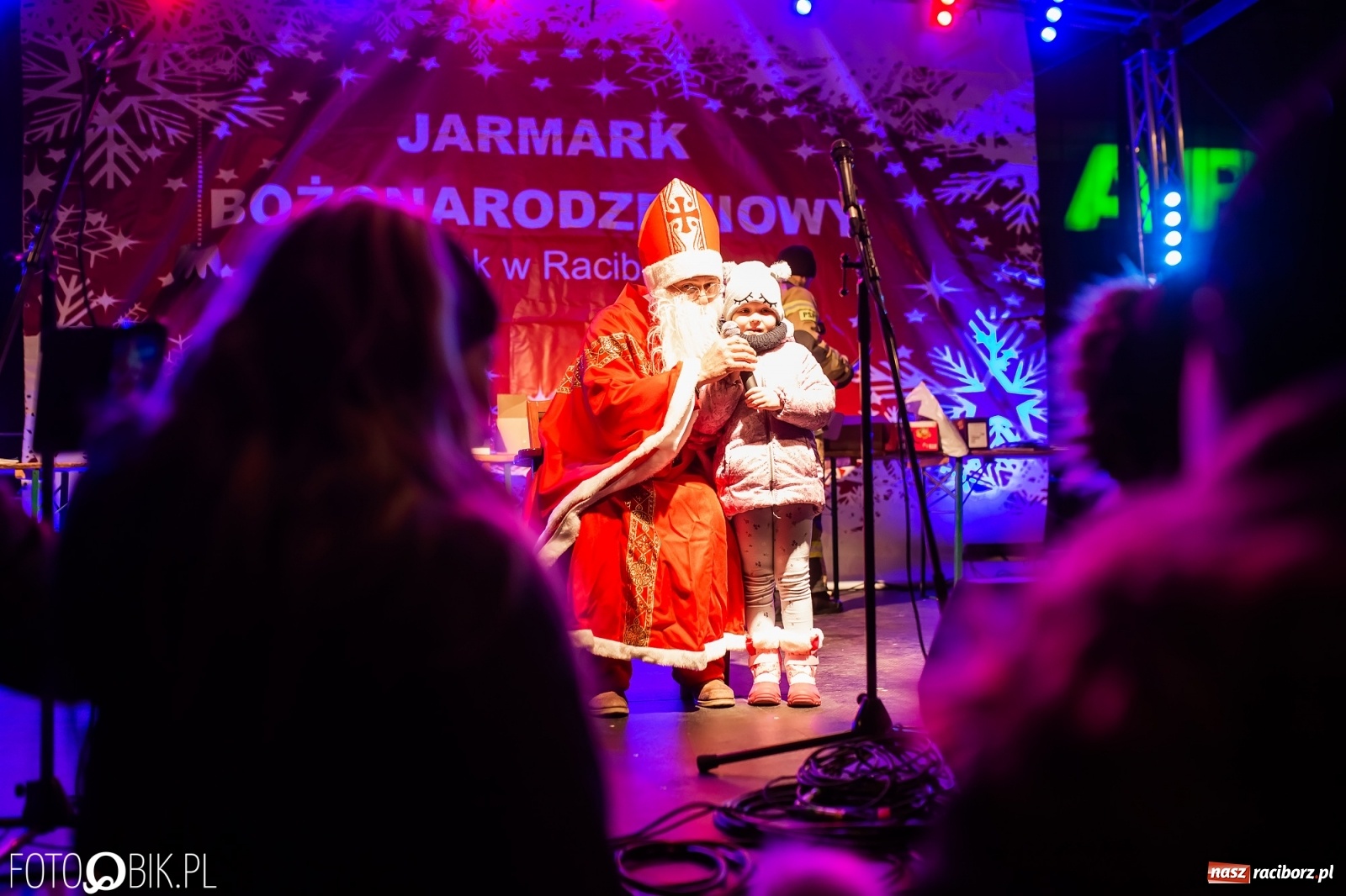 Zdjęcie w galerii na portalu naszraciborz.pl: Św. Mikołaj ze strażakami i rozświetlenie choinki w Raciborzu [WIDEO] wiadomości z regionu