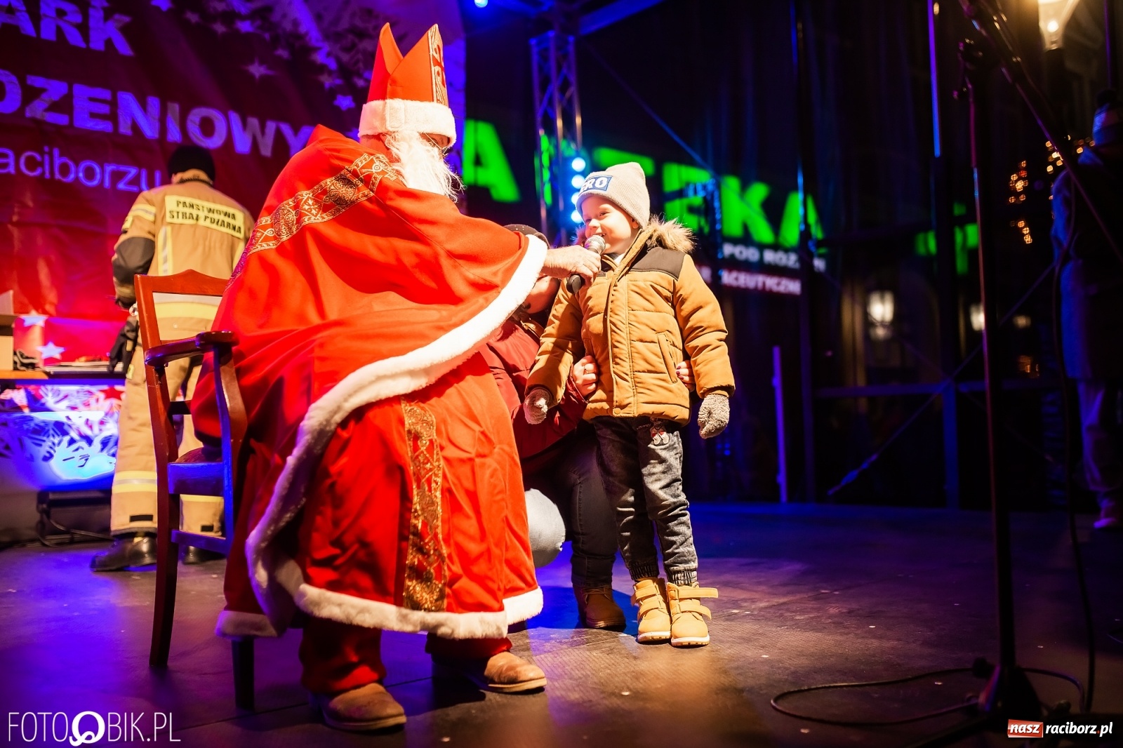 Zdjęcie w galerii na portalu naszraciborz.pl: Św. Mikołaj ze strażakami i rozświetlenie choinki w Raciborzu [WIDEO] wiadomości z regionu
