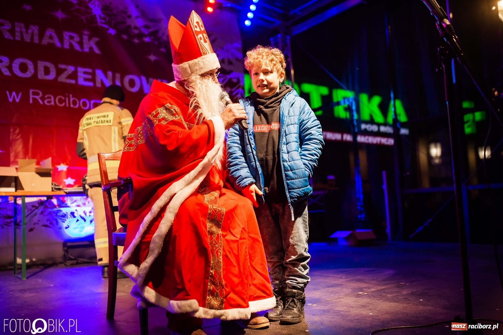 Zdjęcie w galerii na portalu naszraciborz.pl: Św. Mikołaj ze strażakami i rozświetlenie choinki w Raciborzu [WIDEO] wiadomości z regionu