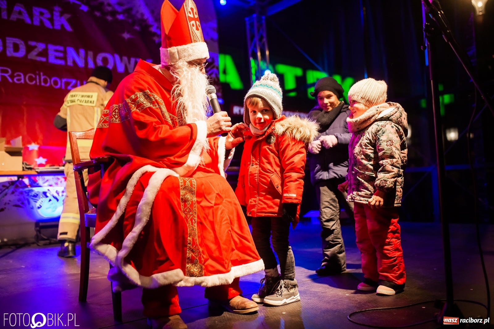 Zdjęcie w galerii na portalu naszraciborz.pl: Św. Mikołaj ze strażakami i rozświetlenie choinki w Raciborzu [WIDEO] wiadomości z regionu
