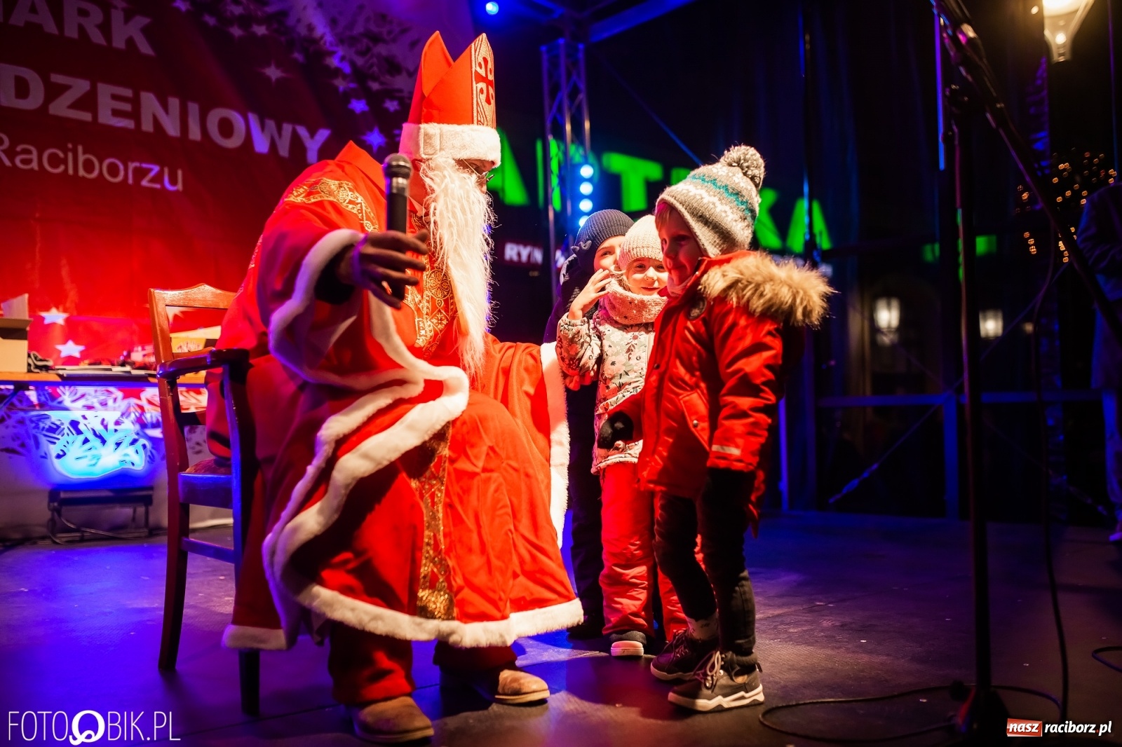 Zdjęcie w galerii na portalu naszraciborz.pl: Św. Mikołaj ze strażakami i rozświetlenie choinki w Raciborzu [WIDEO] wiadomości z regionu